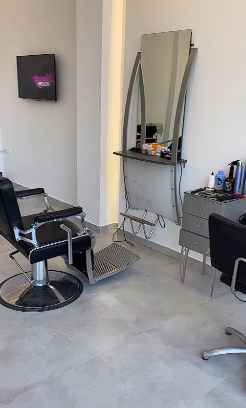 Ανδρική θέση κουρέματος με μαύρη καρέκλα barber